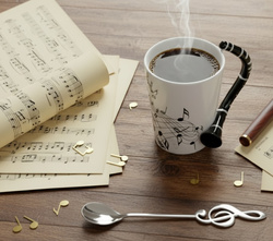 ZESTAW MUZYKA KUBEK KLARNET Z ŁYŻECZKĄ KLUCZ WIOLINOWY PREZENT DLA MELOMANA