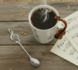 ZESTAW MUZYKA KUBEK SKRZYPCE Z ŁYŻECZKĄ KLUCZ WIOLINOWY PREZENT MELOMANA