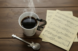 ZESTAW MUZYKA KUBEK GITARA CZARNA Z ŁYŻECZKĄ GITARĄ PREZENT DLA MELOMANA