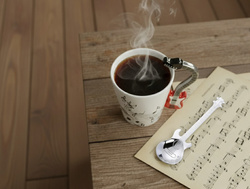 ZESTAW MUZYKA KUBEK GITARA CZERWONA Z ŁYŻECZKĄ GITARĄ PREZENT DLA MELOMANA