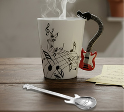 KUBEK GITARA CZERWONA Z ŁYŻECZKĄ GITARĄ PREZENT MELOMANA MUZYKA ELEGANCKI