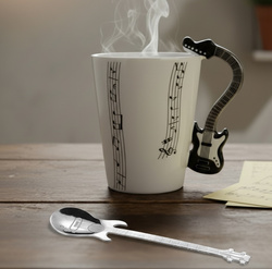 KUBEK GITARA CZARNA Z ŁYŻECZKĄ GITARĄ PREZENT DLA MELOMANA MUZYKA ELEGANCKI