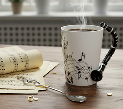 ZESTAW MUZYKA KUBEK KLARNET Z ŁYŻECZKĄ KLUCZ WIOLINOWY PREZENT DLA MELOMANA