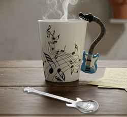 KUBEK GITARA NIEBIESKA Z ŁYŻECZKĄ GITARĄ PREZENT MELOMANA MUZYKA ELEGANCKI