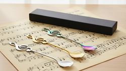 MUZYCZNE ŁYŻECZKI KLUCZ WIOLINOWY 3SZT ŁYŻKI MUZYKA + PUDEŁKO PREZENTOWE