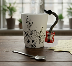 ZESTAW MUZYKA KUBEK GITARA CZERWONA Z ŁYŻECZKĄ GITARĄ PREZENT DLA MELOMANA